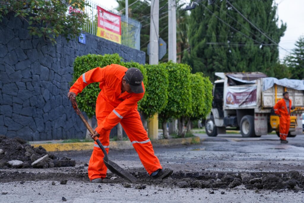 Fortalece Pepe Chedraui Campaña de Bacheo en la colonia Valle Dorado