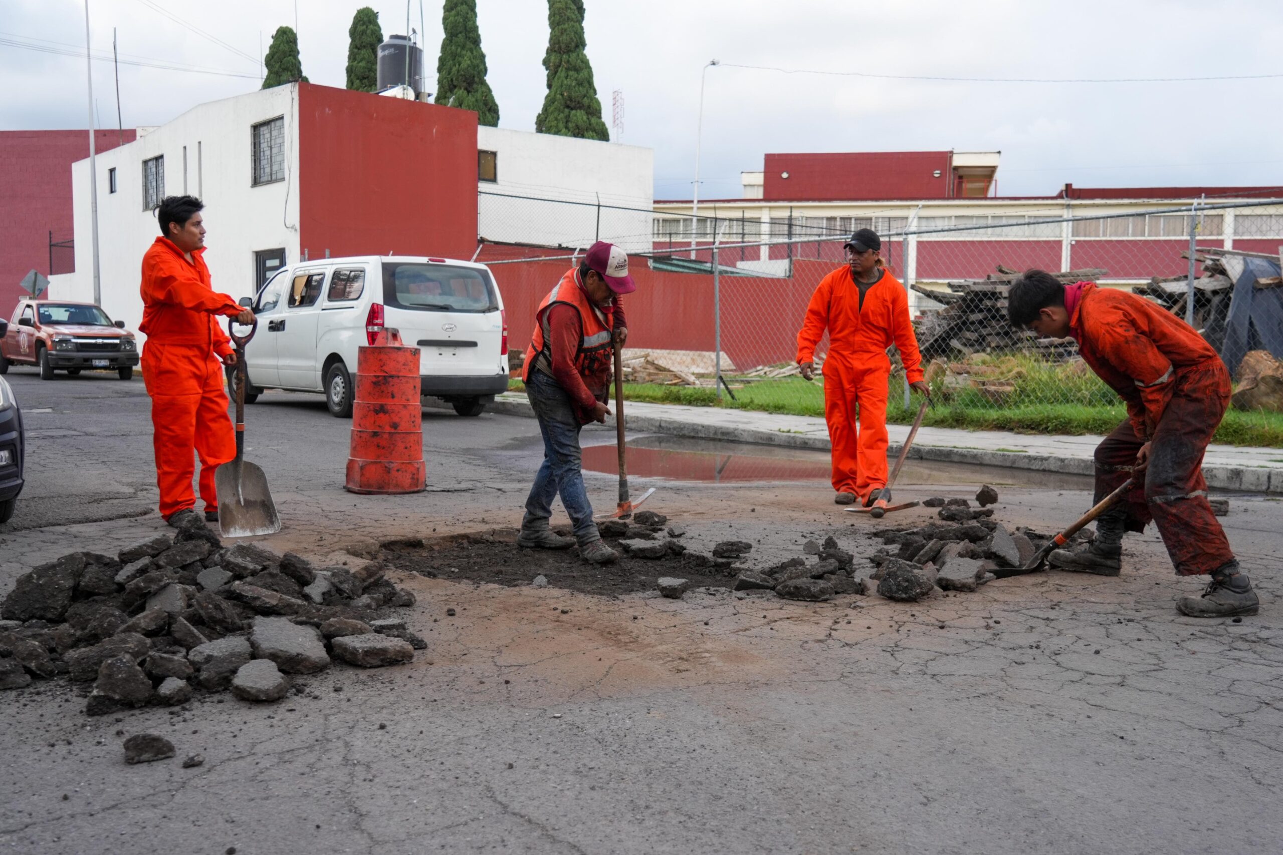 Fortalece Pepe Chedraui Campaña de Bacheo en la colonia Valle Dorado