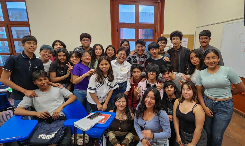 Lilia Cedillo en campaña con estudiantes del Complejo Regional Mixteca de la BUAP.