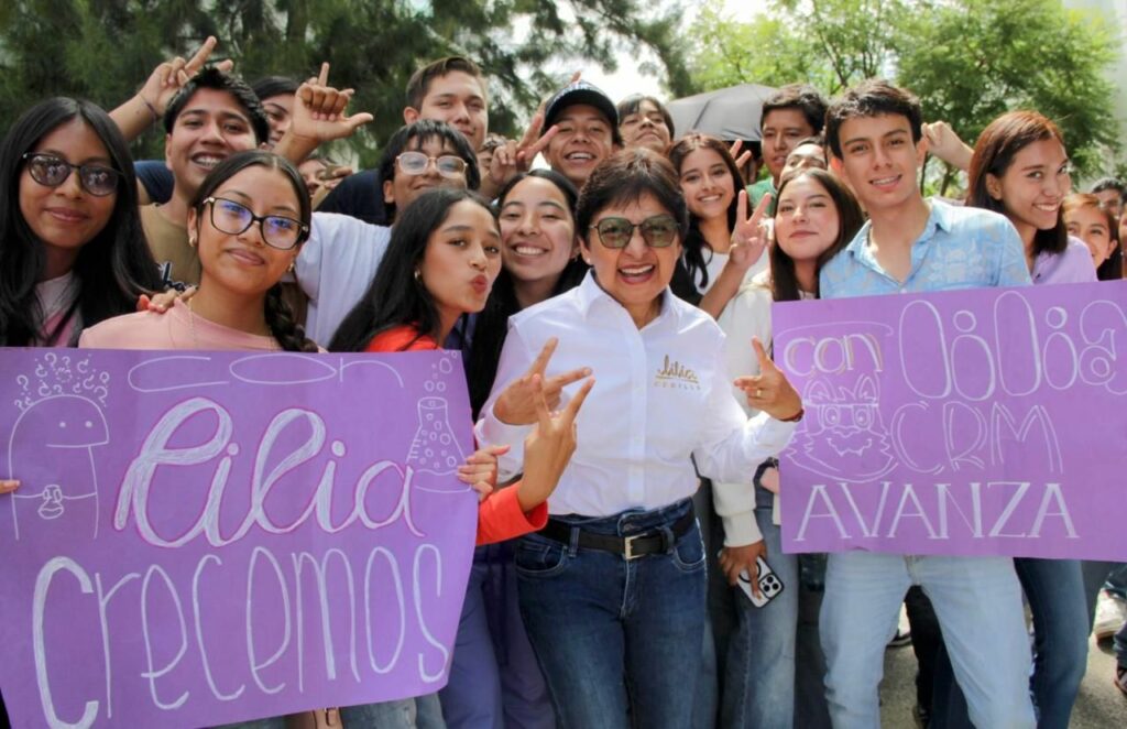 Lilia Cedillo presentando su propuesta educativa para la BUAP.