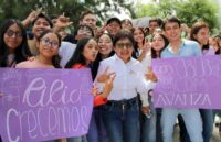 Lilia Cedillo presentando su propuesta educativa para la BUAP.