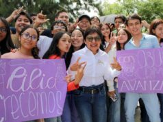 Lilia Cedillo propone fortalecer la BUAP con educación innovadora y social Lilia Cedillo presentando su propuesta educativa para la BUAP.