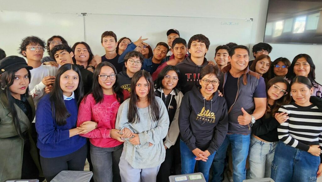 Lilia Cedillo visitando la preparatoria Alfonso Calderón Moreno en su campaña por la Rectoría de la BUAP.