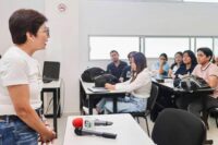 Fotografía de Lilia Cedillo en un encuentro con estudiantes de la BUAP