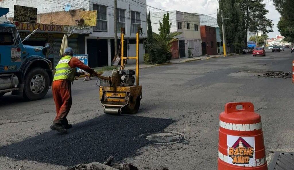 Bacheando Puebla: refuerza vialidades secundarias