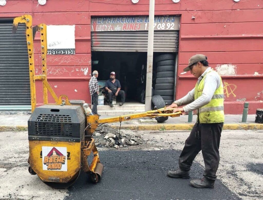 Bacheando Puebla refuerza vialidades cercanas a mercados y centros de abasto