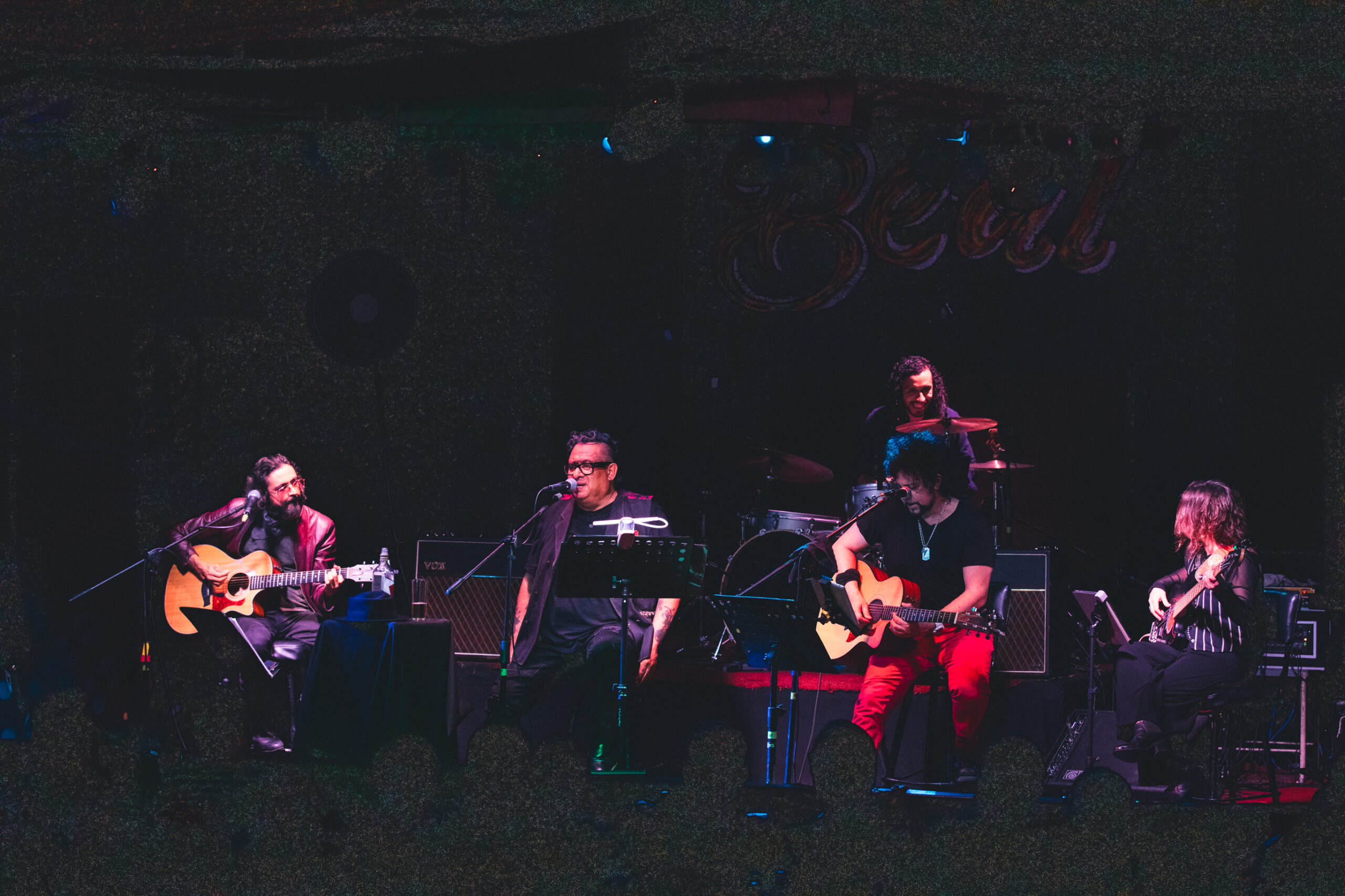 Armando Palomas: historias, whisky y cicatrices en el Beat 803. Foto: <a href="https://www.instagram.com/winiberto/" target="_blank" rel="noopener">Ludwin Cuevas</a>