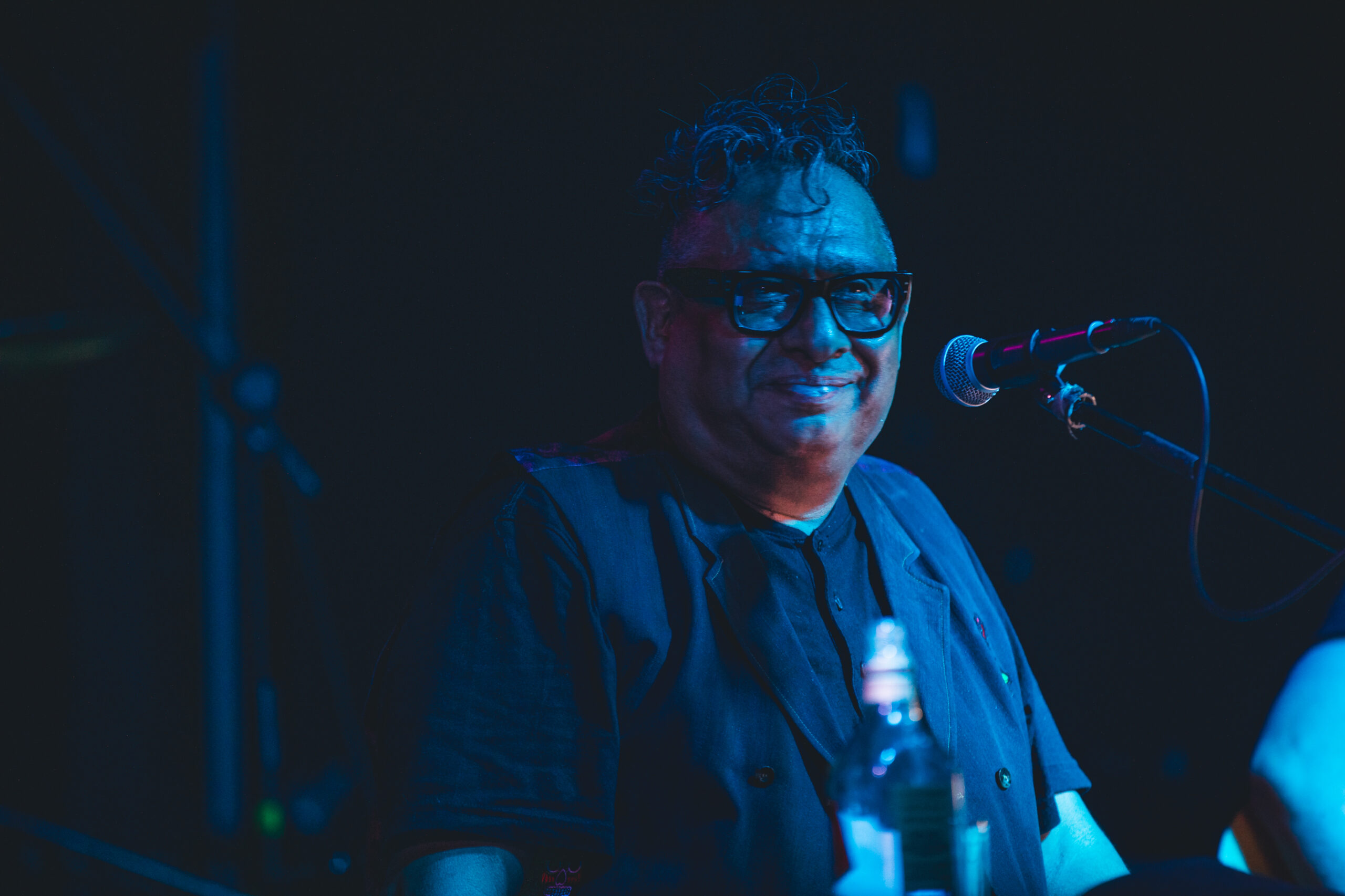 Armando Palomas: historias, whisky y cicatrices en el Beat 803. Foto: <a href="https://www.instagram.com/winiberto/" target="_blank" rel="noopener">Ludwin Cuevas</a>