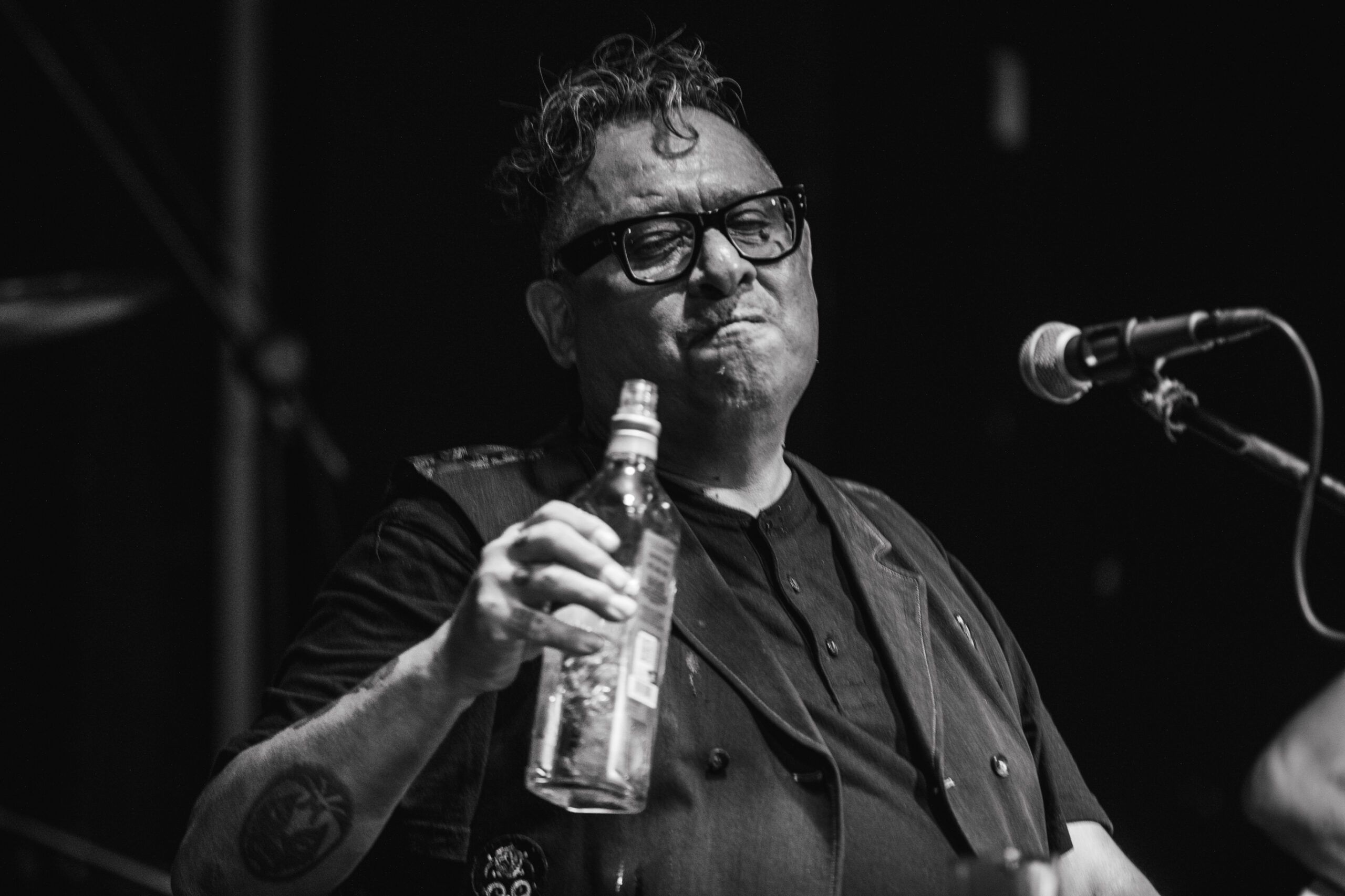 Armando Palomas: historias, whisky y cicatrices en el Beat 803. Foto: <a href="https://www.instagram.com/winiberto/" target="_blank" rel="noopener">Ludwin Cuevas</a>