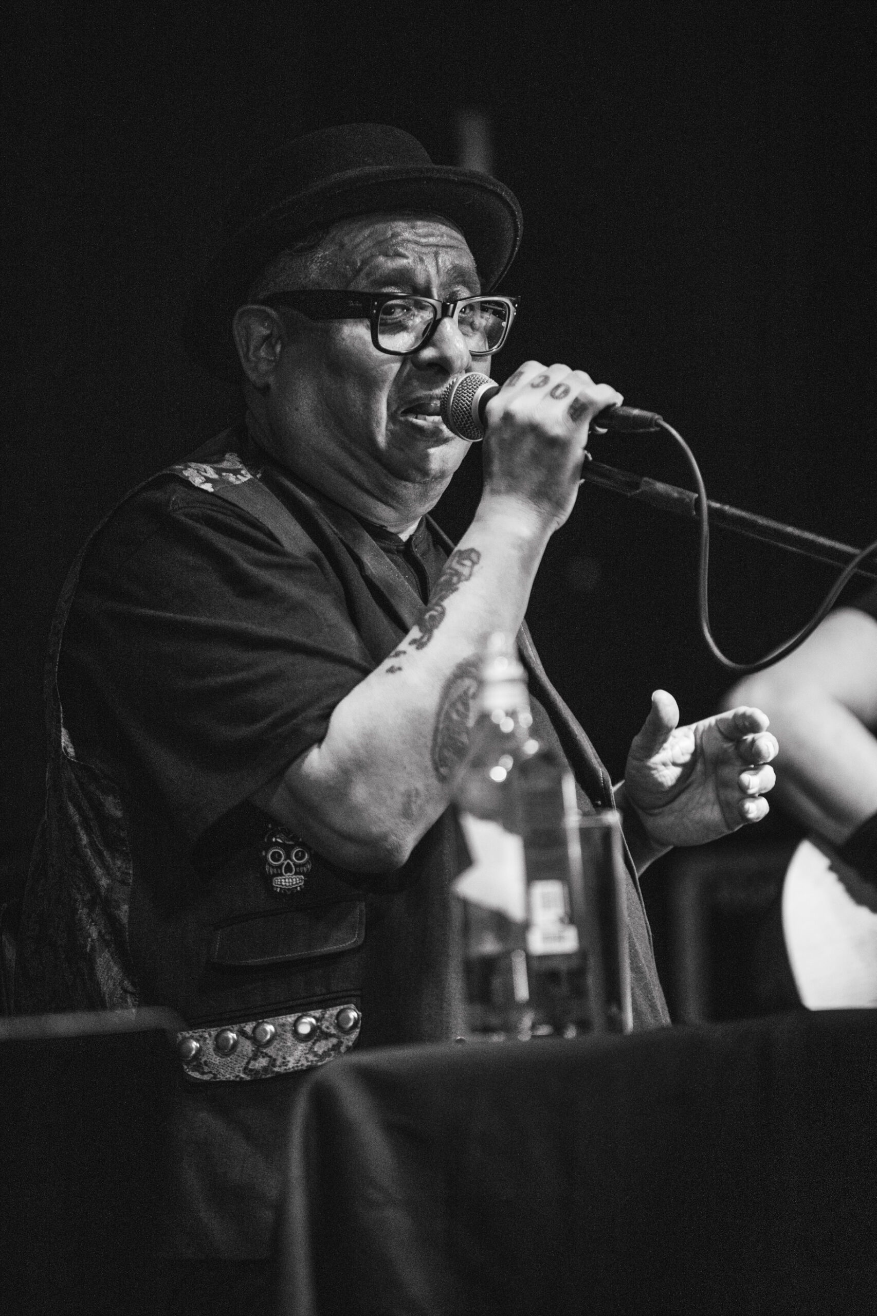 Armando Palomas: historias, whisky y cicatrices en el Beat 803. Foto: <a href="https://www.instagram.com/winiberto/" target="_blank" rel="noopener">Ludwin Cuevas</a>