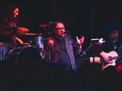 El escenario como síntoma, los aplausos por prescripción médica Armando Palomas: historias, whisky y cicatrices en el Beat 803. Foto: Ludwin Cuevas