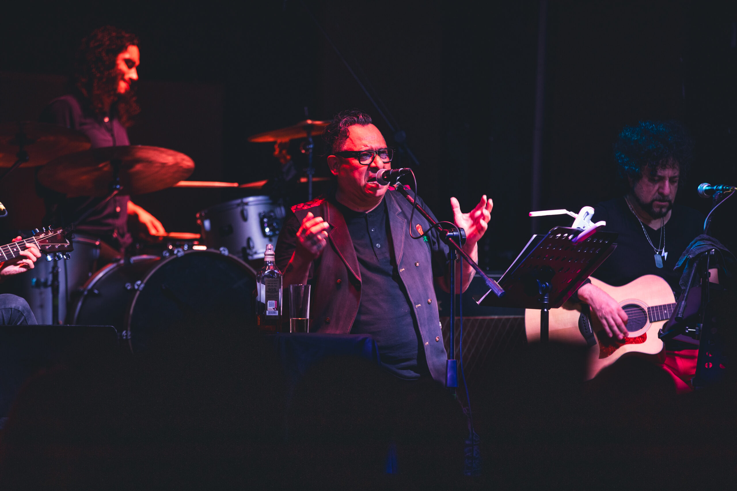 Armando Palomas: historias, whisky y cicatrices en el Beat 803. Foto: <a href="https://www.instagram.com/winiberto/" target="_blank" rel="noopener">Ludwin Cuevas</a>