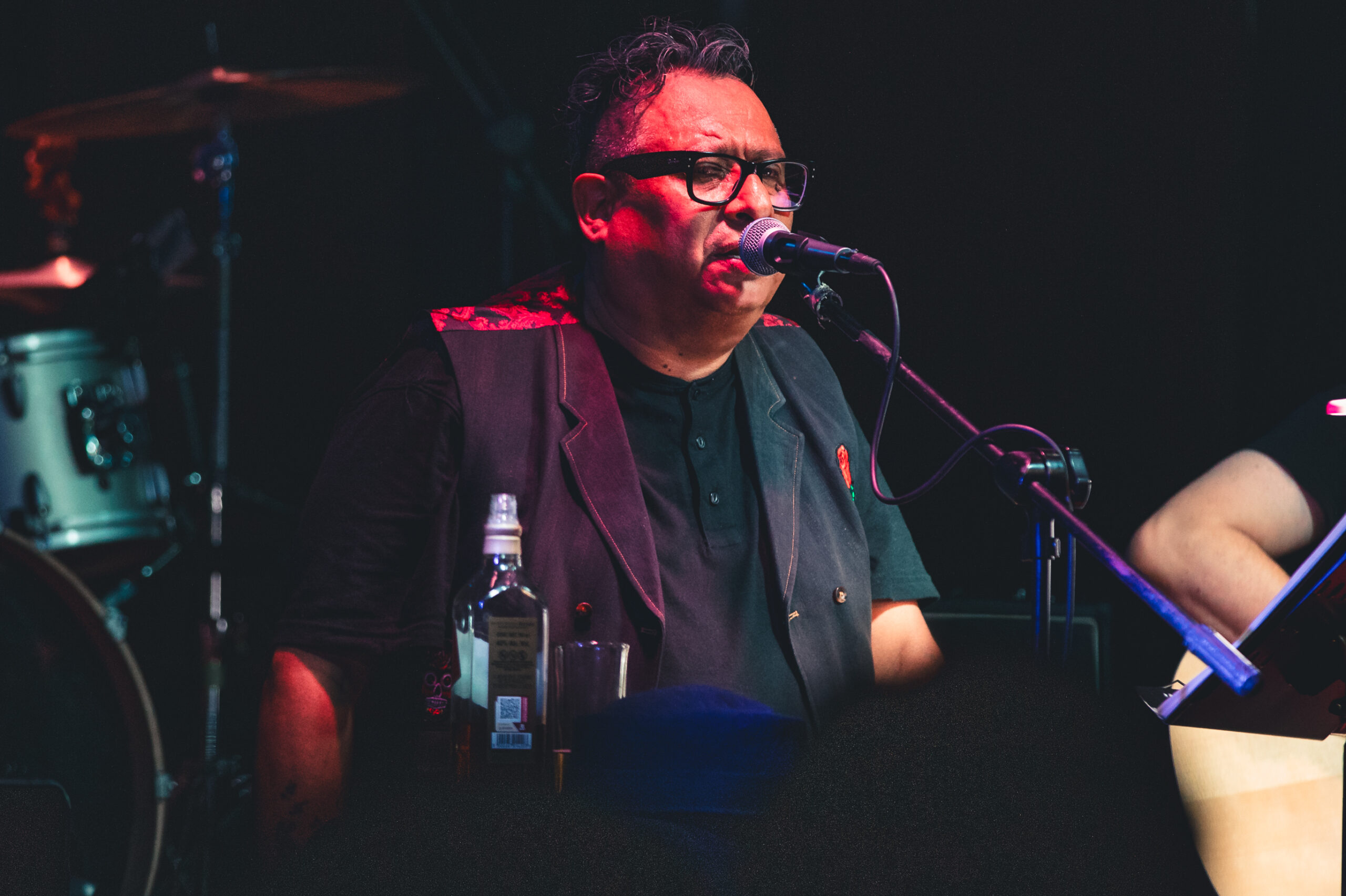 Armando Palomas: historias, whisky y cicatrices en el Beat 803. Foto: <a href="https://www.instagram.com/winiberto/" target="_blank" rel="noopener">Ludwin Cuevas</a>