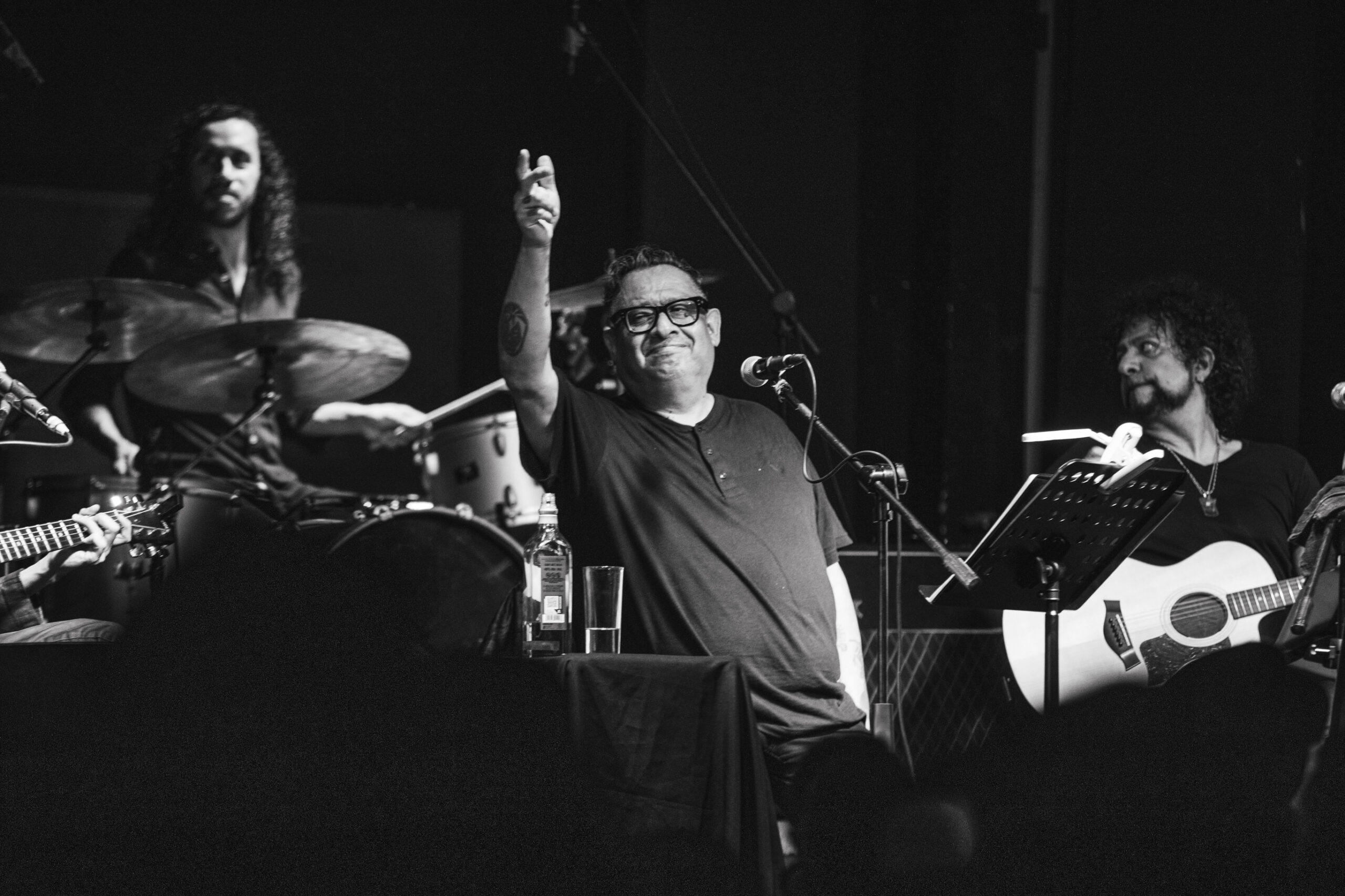 Armando Palomas: historias, whisky y cicatrices en el Beat 803. Foto: <a href="https://www.instagram.com/winiberto/" target="_blank" rel="noopener">Ludwin Cuevas</a>