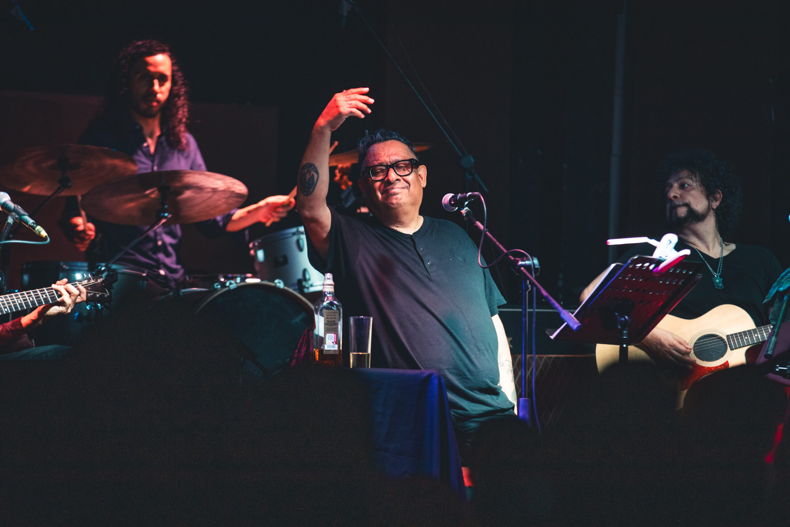 Armando Palomas: historias, whisky y cicatrices en el Beat 803. Foto: <a href="https://www.instagram.com/winiberto/" target="_blank" rel="noopener">Ludwin Cuevas</a>