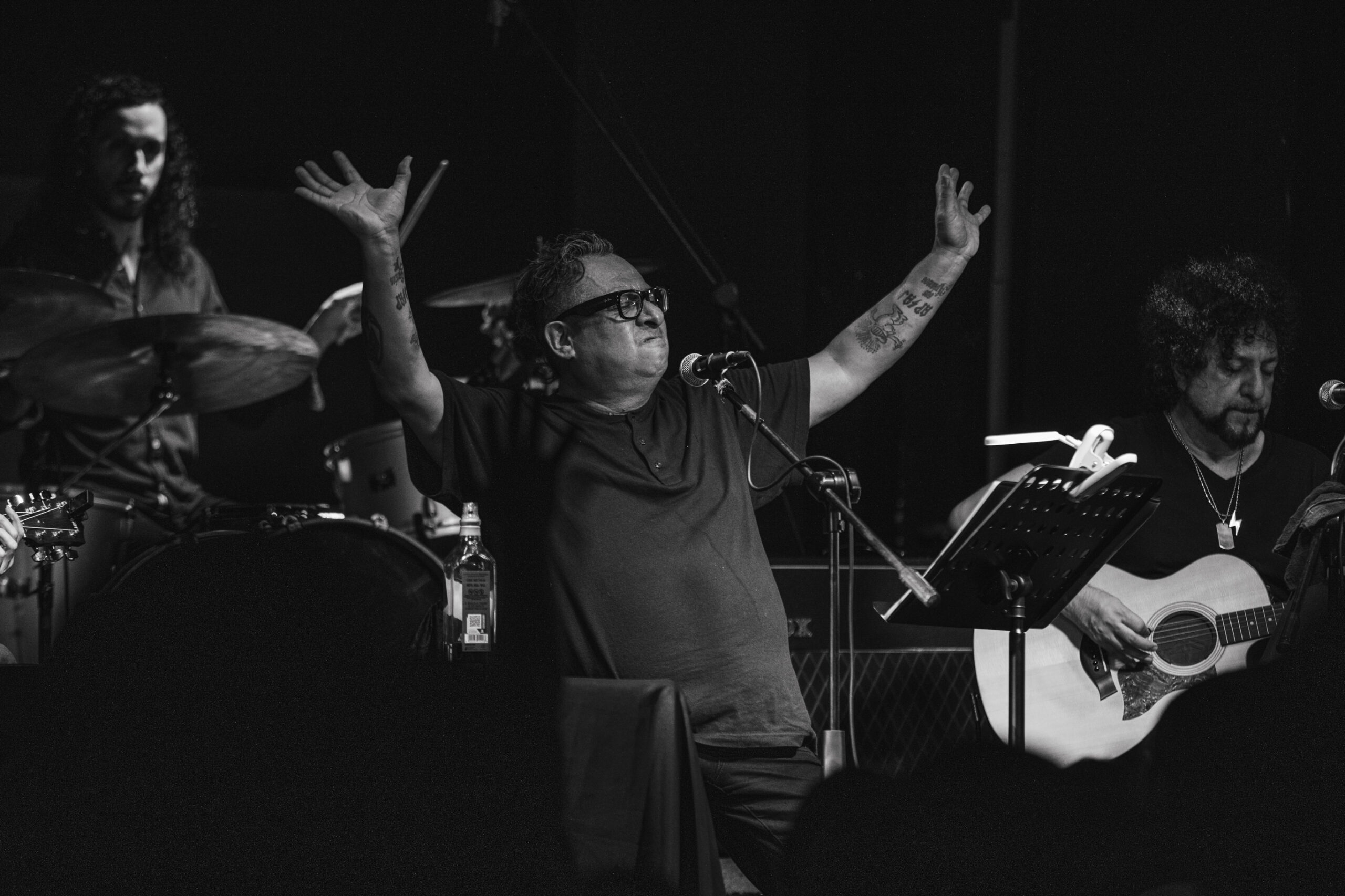 Armando Palomas: historias, whisky y cicatrices en el Beat 803. Foto: <a href="https://www.instagram.com/winiberto/" target="_blank" rel="noopener">Ludwin Cuevas</a>
