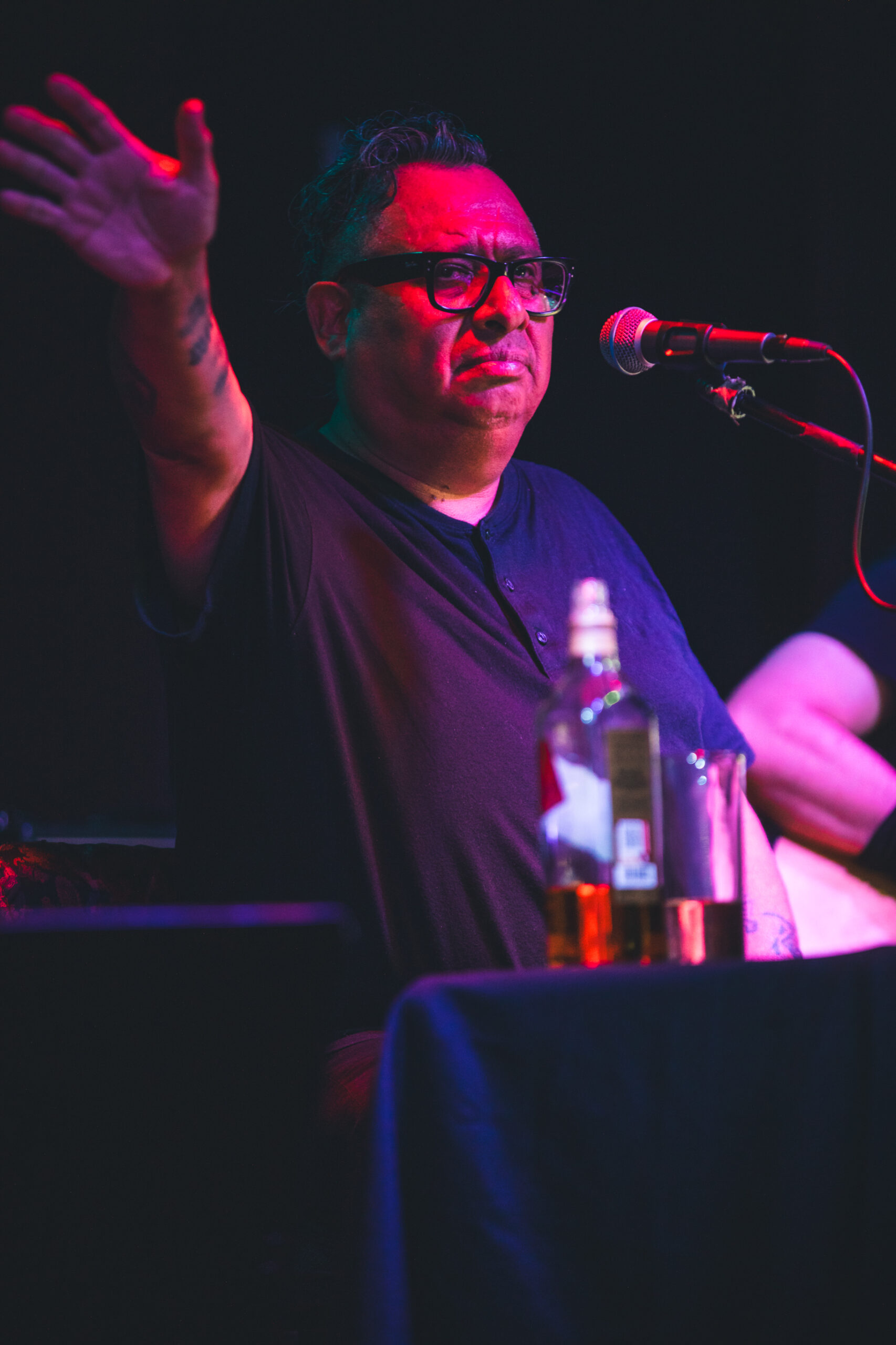 Armando Palomas: historias, whisky y cicatrices en el Beat 803. Foto: <a href="https://www.instagram.com/winiberto/" target="_blank" rel="noopener">Ludwin Cuevas</a>