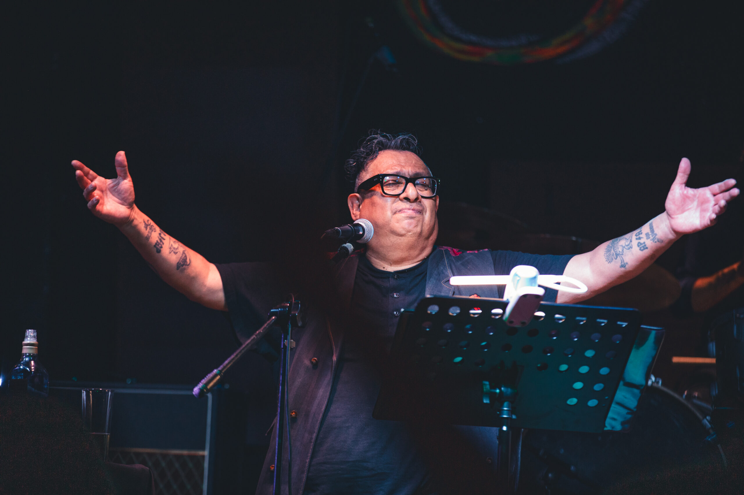 Armando Palomas: historias, whisky y cicatrices en el Beat 803. Foto: <a href="https://www.instagram.com/winiberto/" target="_blank" rel="noopener">Ludwin Cuevas</a>