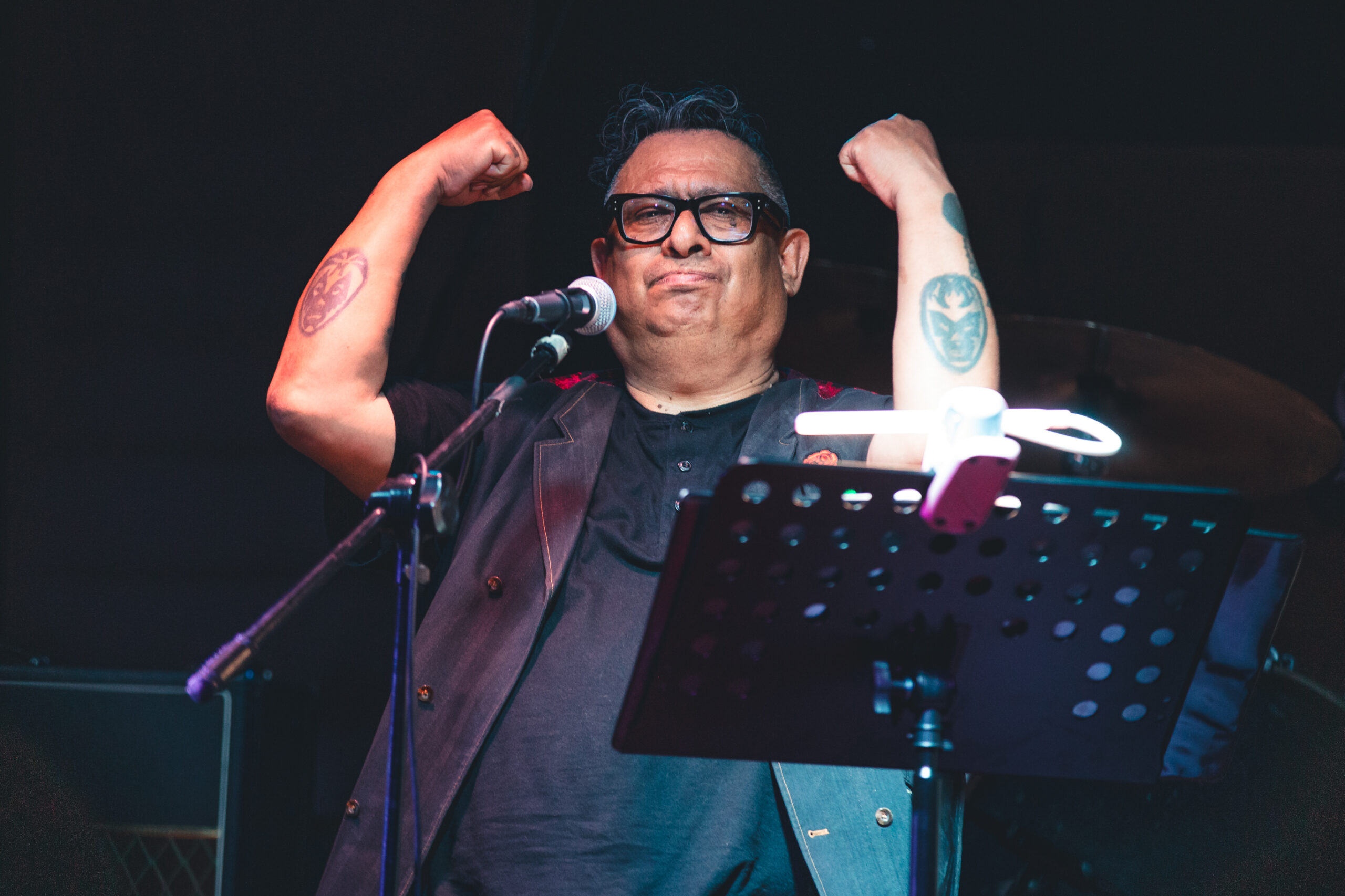 Armando Palomas: historias, whisky y cicatrices en el Beat 803. Foto: <a href="https://www.instagram.com/winiberto/" target="_blank" rel="noopener">Ludwin Cuevas</a>
