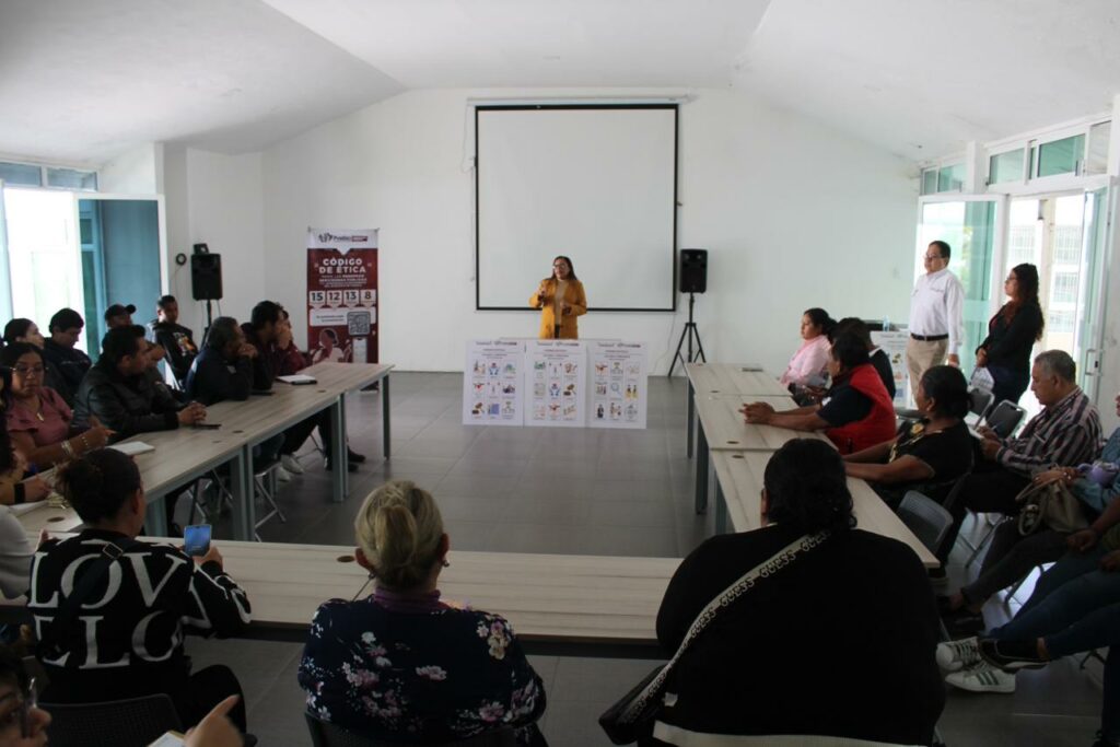 Contralora municipal capacita en Código de Ética