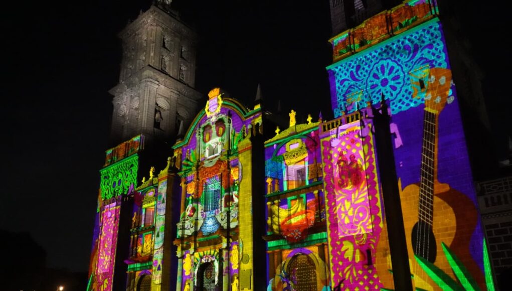 Videomapping del Día de Muertos ilumina la Catedral de Puebla Videomapping del Día de Muertos ilumina la Catedral de Puebla