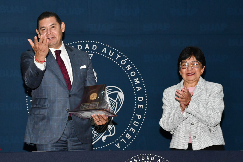 BUAP distingue como exalumno destacado al gobernador Alejandro Armenta