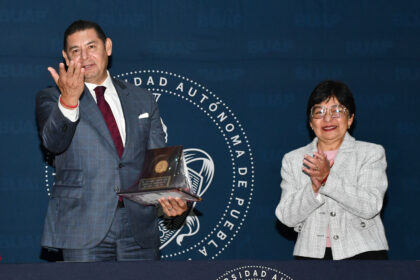 BUAP distingue como exalumno destacado al gobernador Alejandro Armenta