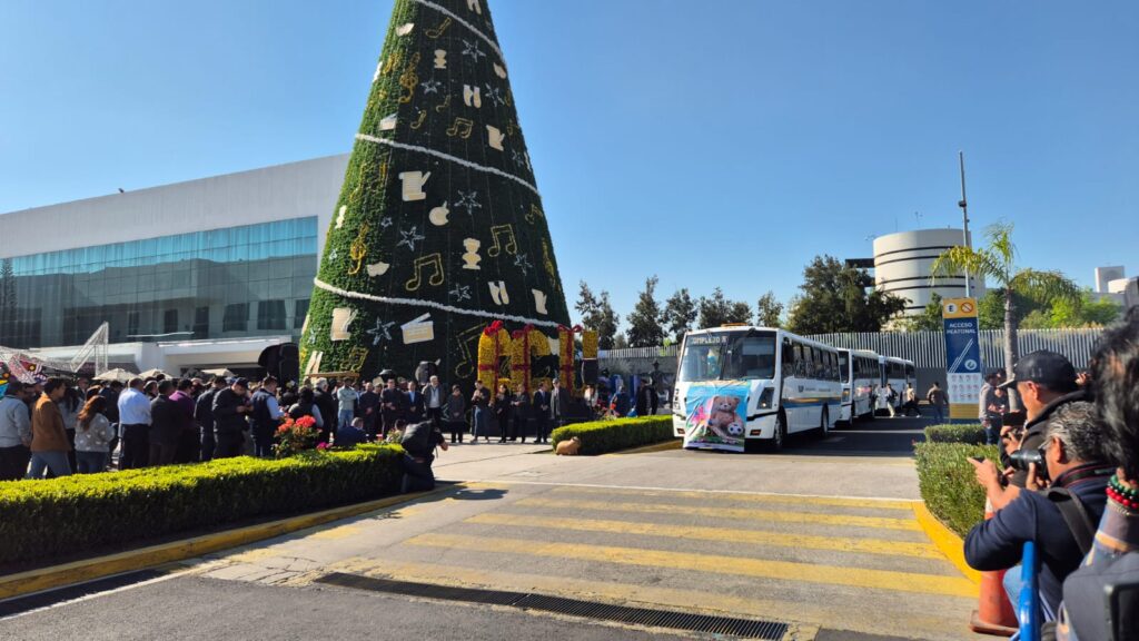 BUAP entrega 14 mil juguetes en caravana solidaria encabezada por la rectora Lilia Cedillo