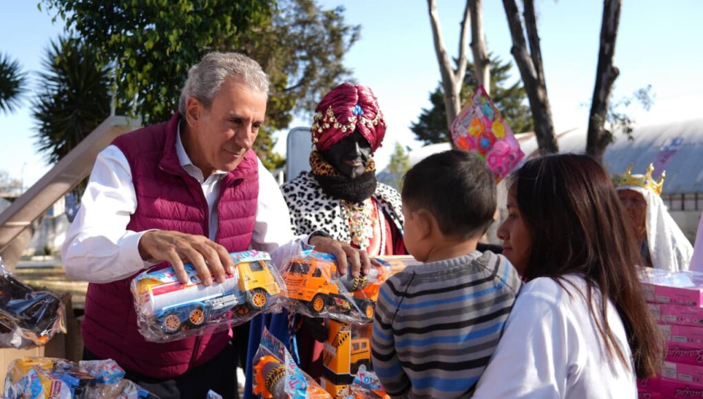 Pepe Chedraui lleva Reyes Magos a Romero Vargas y La Rosa