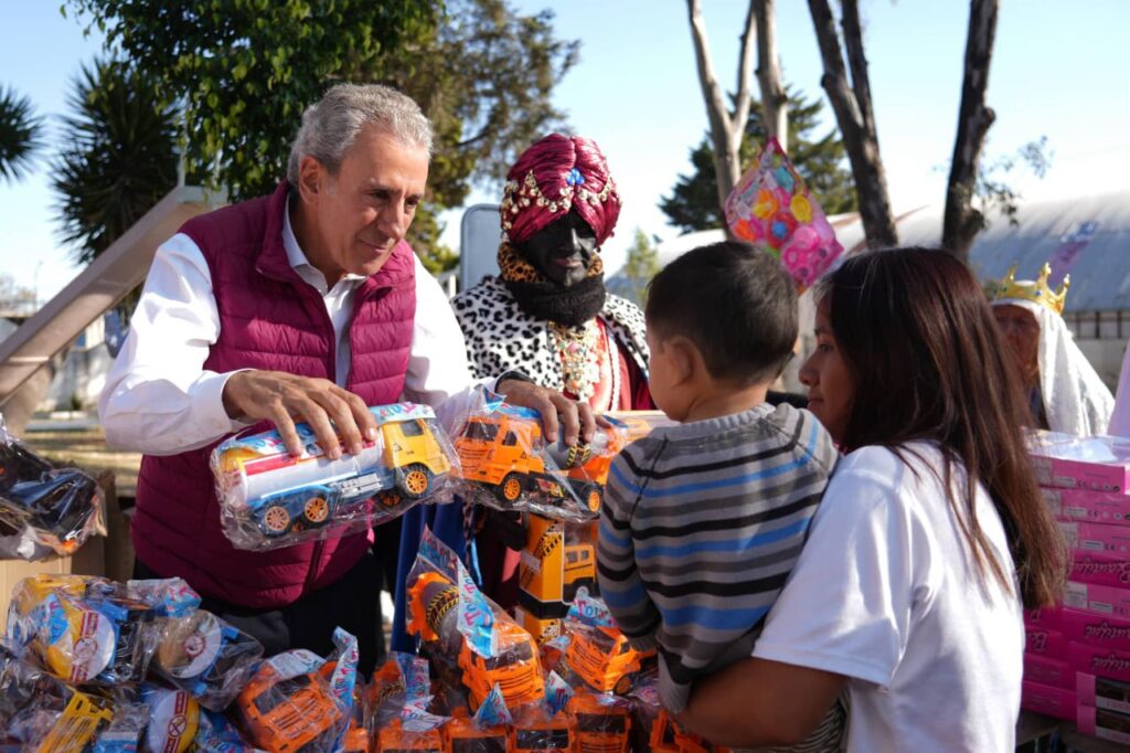 Pepe Chedraui lleva Reyes Magos a Romero Vargas y La Rosa