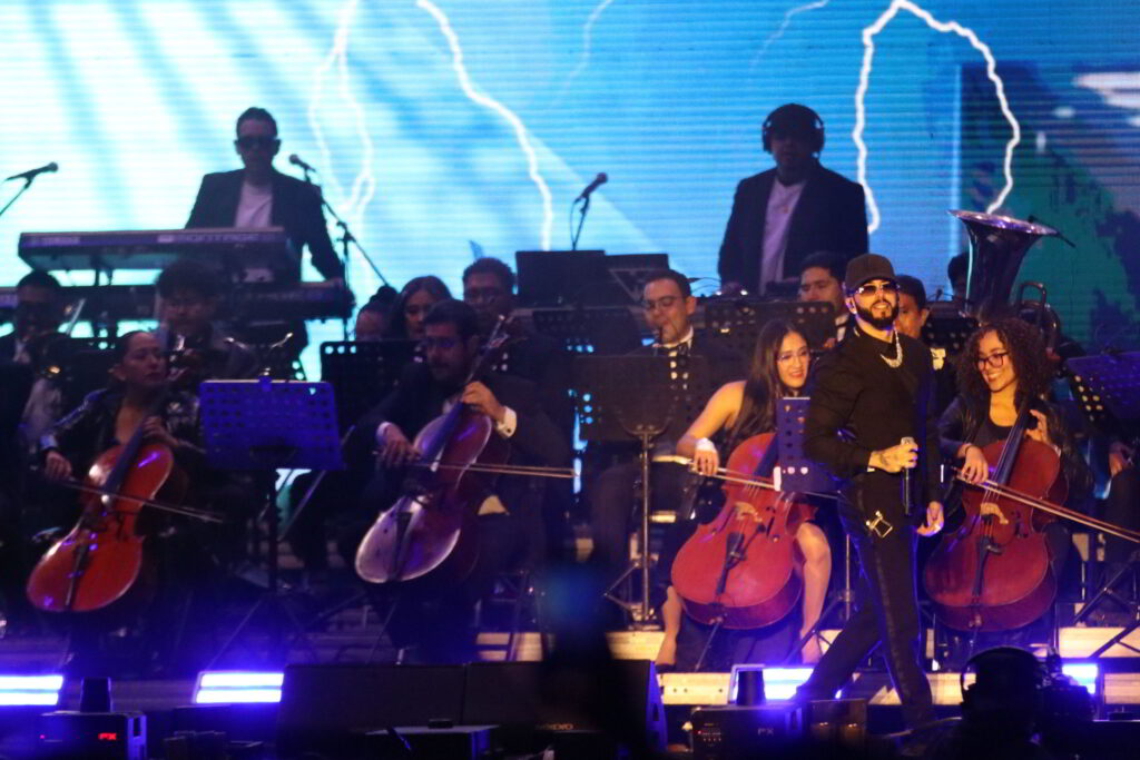 Yandel Sinfónico conquista Puebla con show único