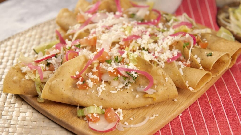 Método tradicional para preparar tacos dorados crujientes