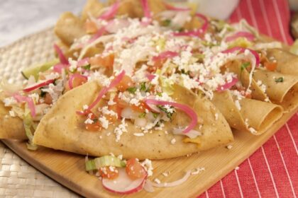 Método tradicional para preparar tacos dorados crujientes