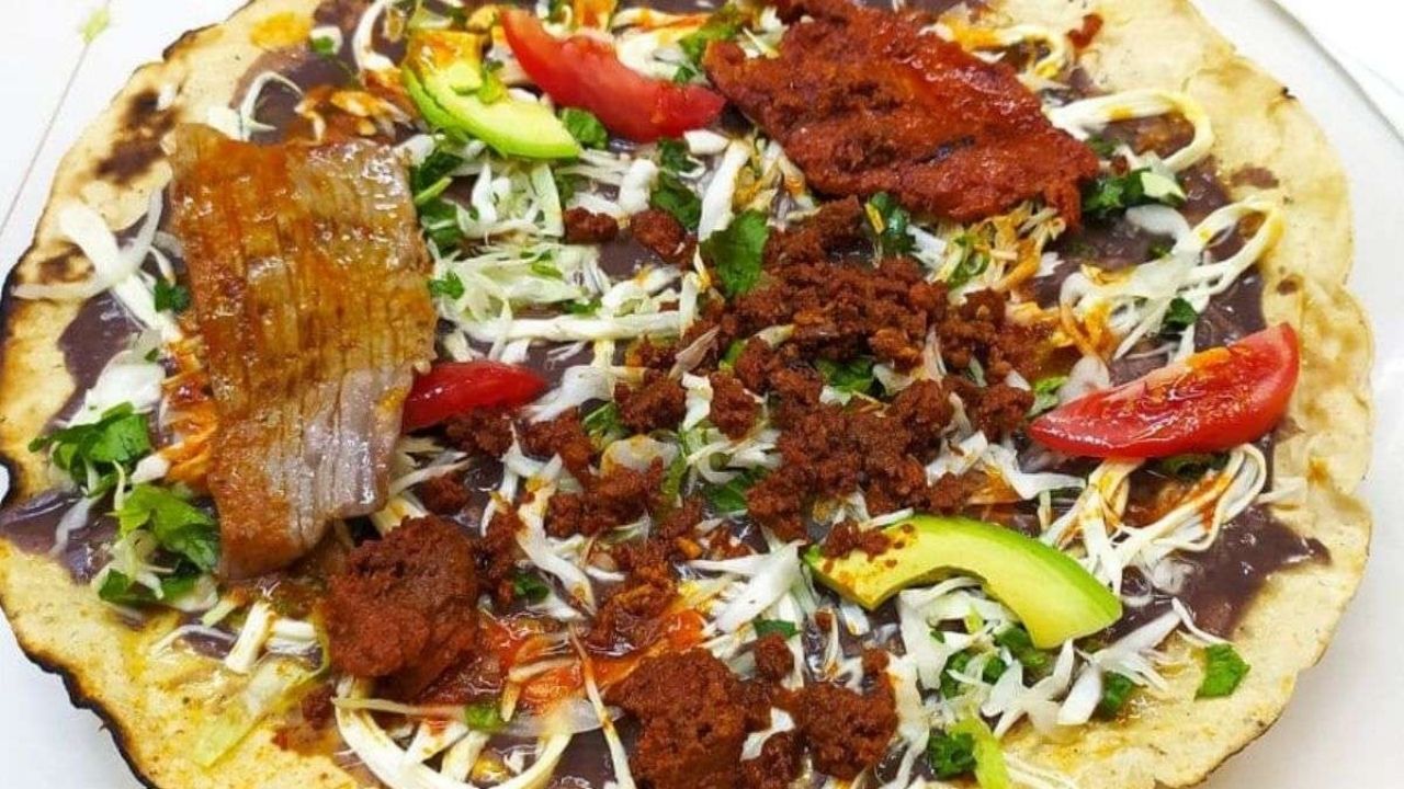 Tlayudas: origen, historia y qué llevan este platillo oaxaqueño