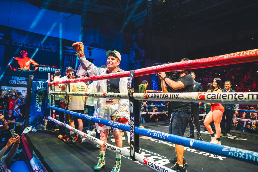 Julio César Chávez y Travieso Arce reviven la pasión del boxeo en pelea de exhibición