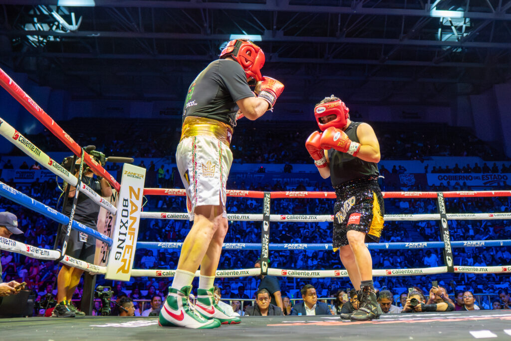 Julio César Chávez y Travieso Arce reviven la pasión del boxeo en pelea de exhibición