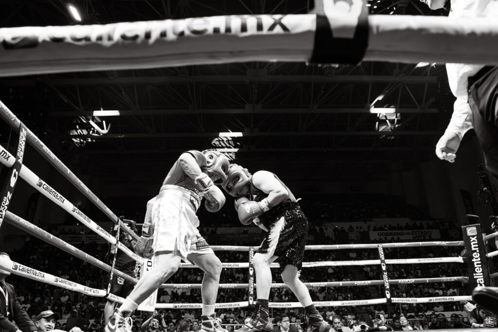 Julio César Chávez y Travieso Arce reviven la pasión del boxeo en pelea de exhibición