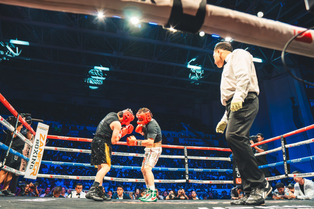 Julio César Chávez y Travieso Arce reviven la pasión del boxeo en pelea de exhibición