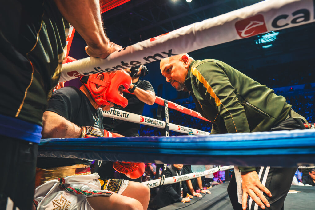 Julio César Chávez y Travieso Arce reviven la pasión del boxeo en pelea de exhibición