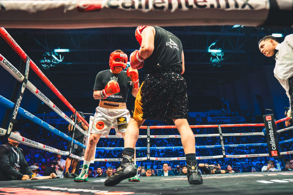 Julio César Chávez y Travieso Arce reviven la pasión del boxeo en pelea de exhibición
