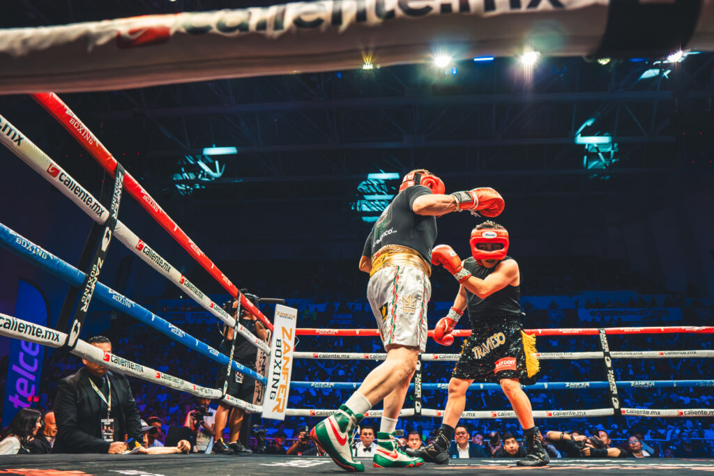 Julio César Chávez y Travieso Arce reviven la pasión del boxeo en pelea de exhibición
