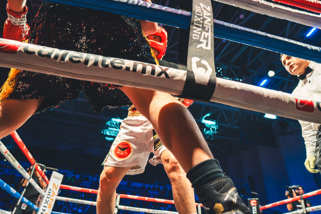 Julio César Chávez y Travieso Arce reviven la pasión del boxeo en pelea de exhibición