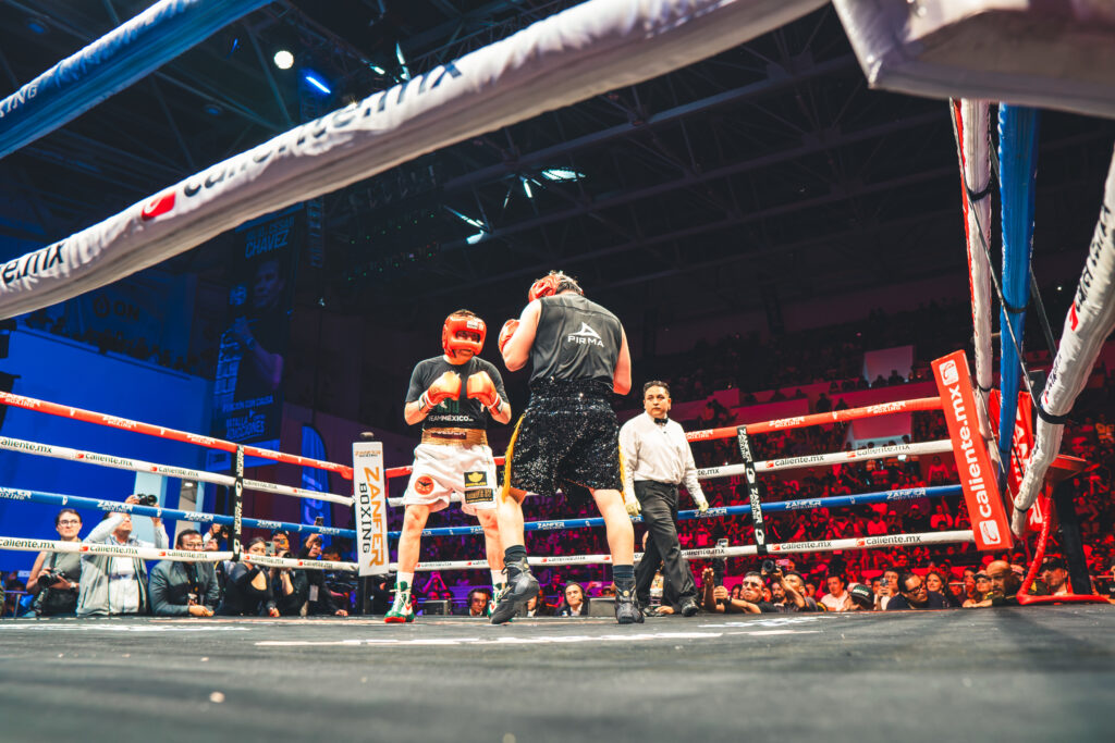 Julio César Chávez y Travieso Arce reviven la pasión del boxeo en pelea de exhibición