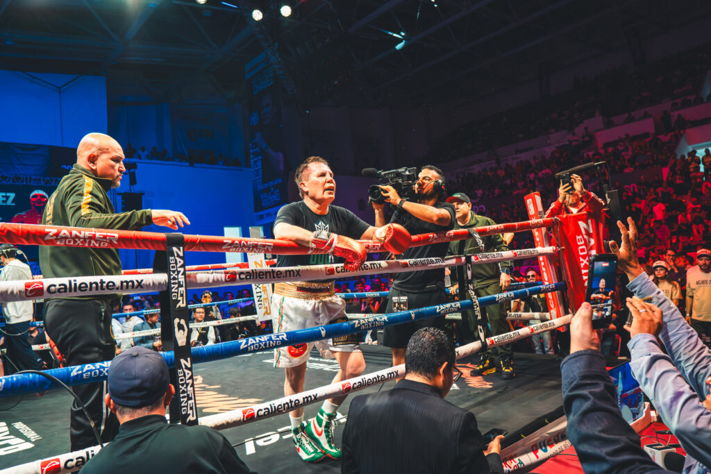 Julio César Chávez y Travieso Arce reviven la pasión del boxeo en pelea de exhibición