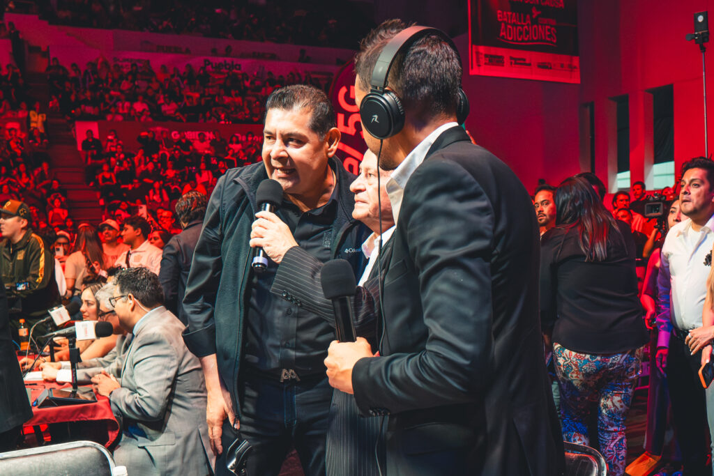 Julio César Chávez y Travieso Arce reviven la pasión del boxeo en pelea de exhibición