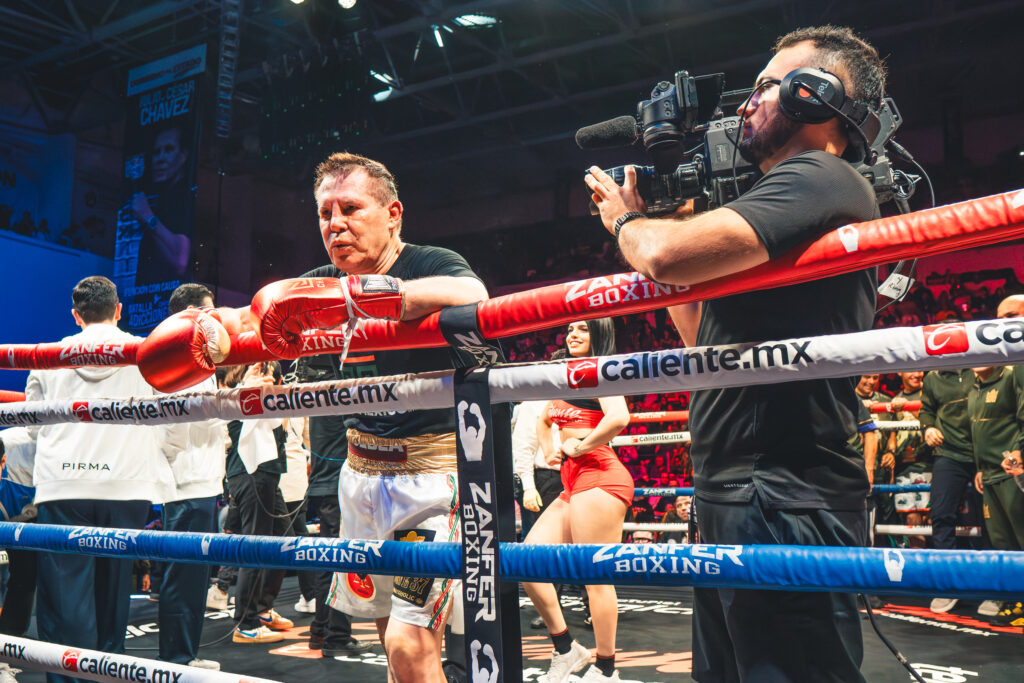 Julio César Chávez y Travieso Arce reviven la pasión del boxeo en pelea de exhibición