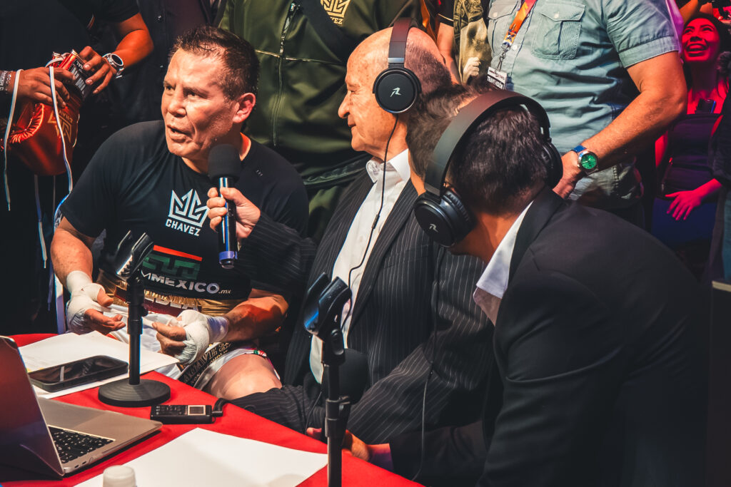 Julio César Chávez y Travieso Arce reviven la pasión del boxeo en pelea de exhibición