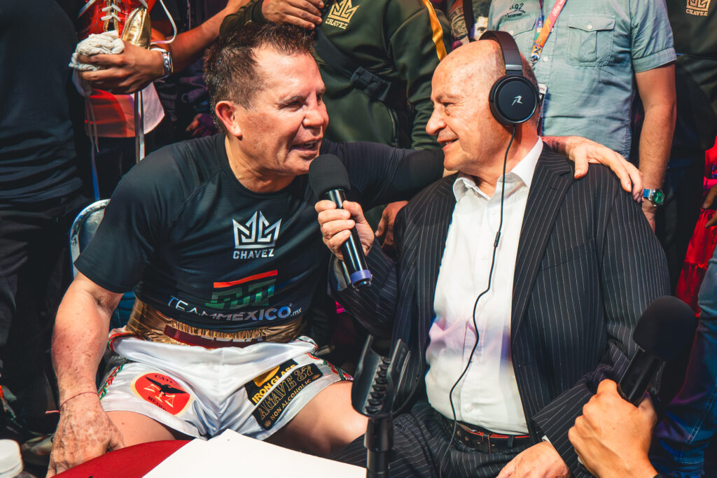 Julio César Chávez y Travieso Arce reviven la pasión del boxeo en pelea de exhibición