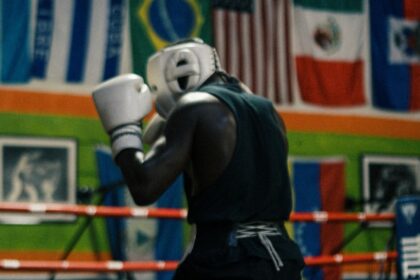 Entre luchas y boxeo: así arrancó el programa imaginando a Isra Valero en el cuadrilátero