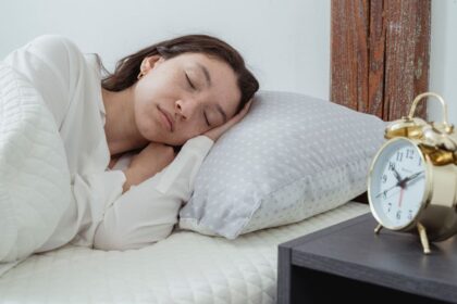¿Qué pasa si duermes con maquillaje? Los efectos que no se ven de inmediato